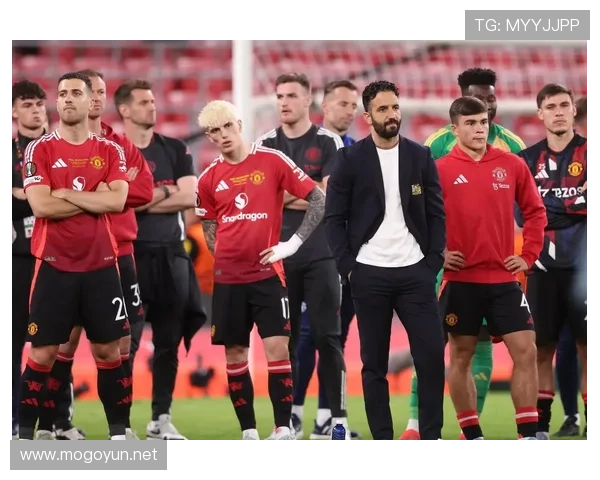 曼联转会策略面临审视，其在球队近期的竞争力波动中逐步体现。