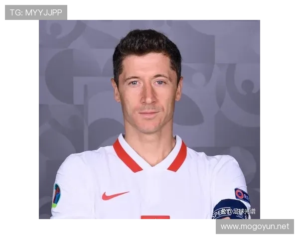 莱万多夫斯基在巴萨体系中的角色变化与战术适应能力解析 莱万多夫斯基在巴萨体系中的角色变化与战术适应能力解析